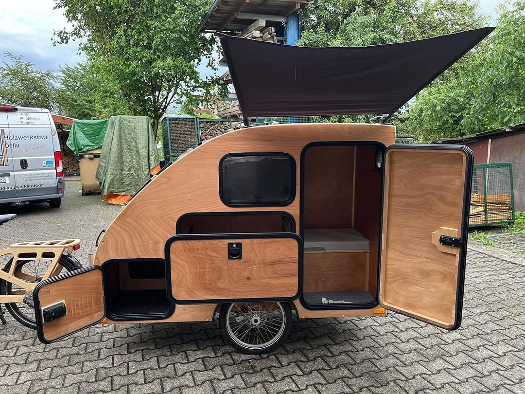 Hof der Werkstatt mit dem Firmenwagen der Holzwerkstatt Deliu